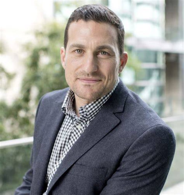 Andrew Huberman's bio wife, age, podcast, nationality, education, net
