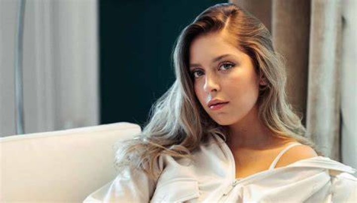 As imagens de Sara Carreira no dia em que se estreou ao lado pai e dos