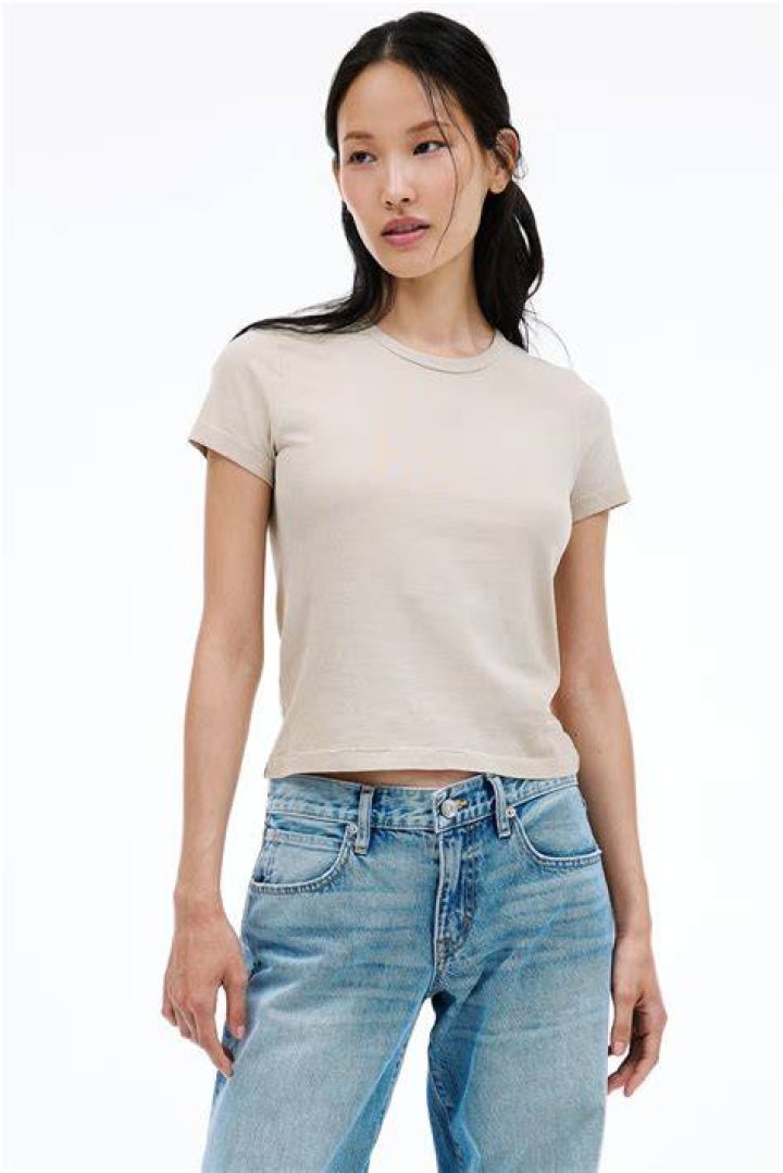 Baby Tee Chiếc &aacute;o &ldquo;em b&eacute;&rdquo; bất ngờ hot trở lại đầu năm 2023 BlogAnChoi