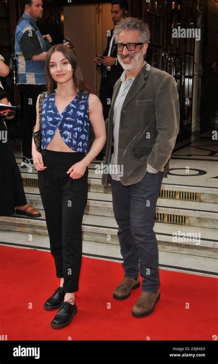 David Baddiel und Tochter Dolly Loveday einen Kamelritt Russell Brand