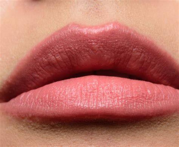 Estee Lauder Angel Lips HiLustre Pure Color Envy Lipstick Review