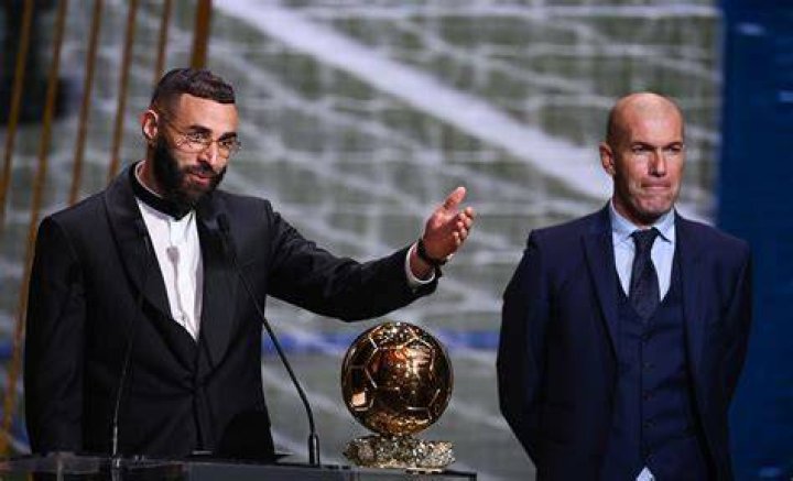 Foot Benzema célèbre son "Ballon d'Or du peuple"