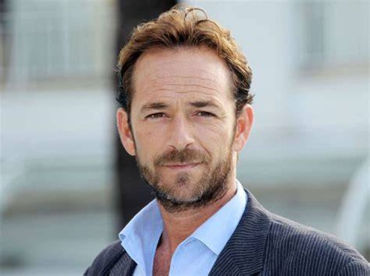 heartbroken over Luke Perry... RIP Dylan McKay 😢 Luke perry, Luke