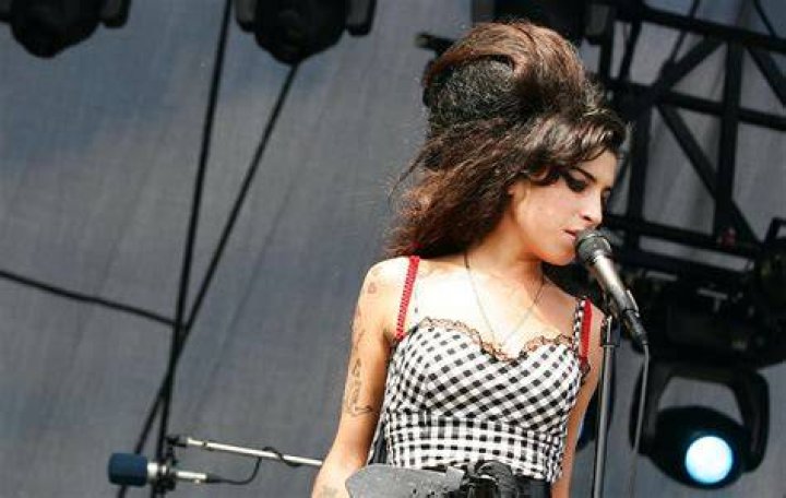 In Amy Winehouse 's Death and The Tragic Spiral Behind it Promo Integra