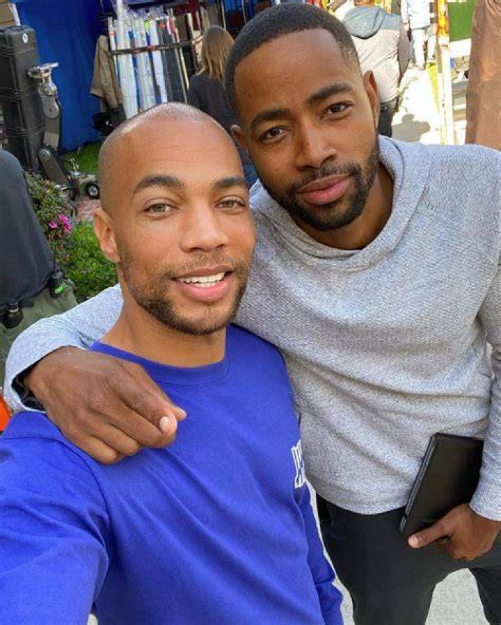 Is Kendrick Sampson Gay? or Has A Girlfriend?