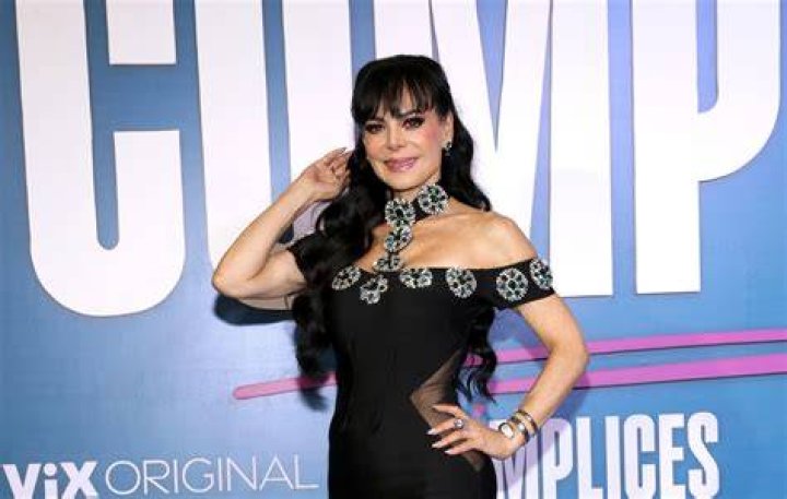 Maribel Guardia comienza el año en mini traje de baño negro FOTOS El