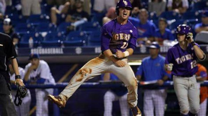 PHOTOS LSU outlasts Florida in extra innings to take Game 1 of College