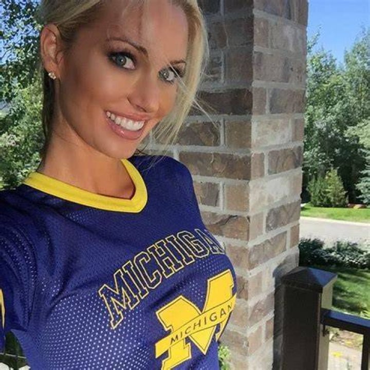 Pin on Elle Johnson Michigan's Own 1 Fan & Heyman Hustle Bikini Model