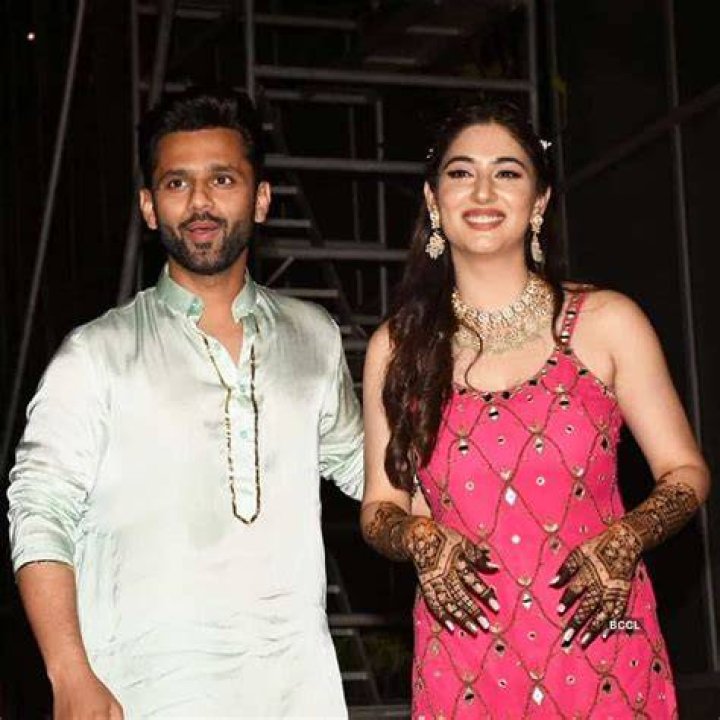 Rahul Vaidya Disha Parmar Mehendi Pyaar Ka Dard Hai actress glows in