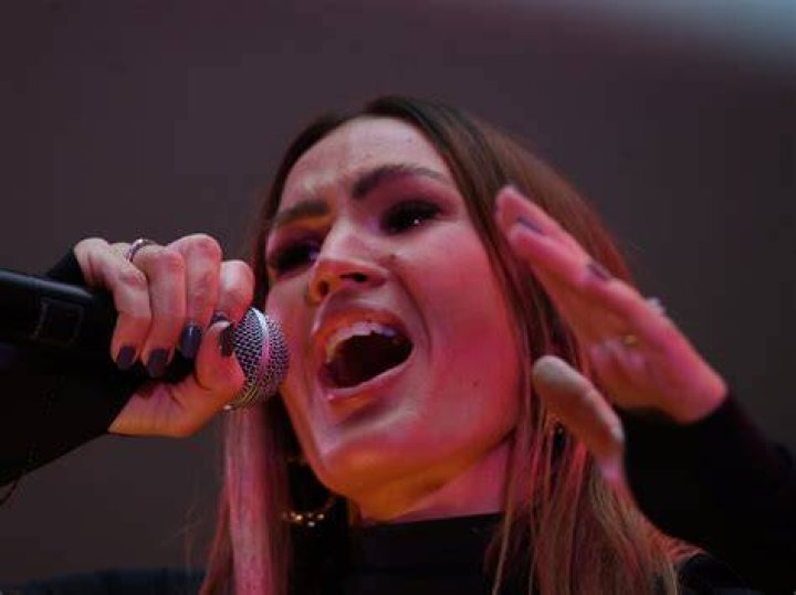 RH&Ocirc;NE. La chanteuse lyonnaise Vitaa aux NRJ music awards