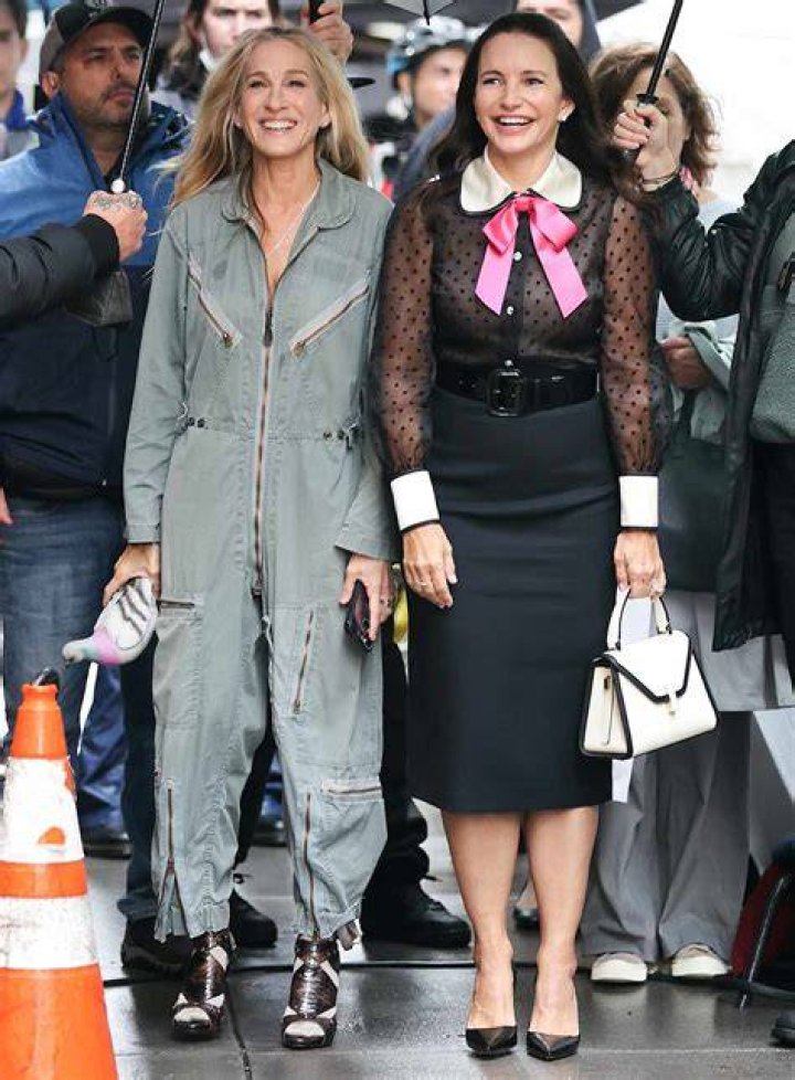 Sarah Jessica Parker Carries It Forward Heading into 'The View' 1...