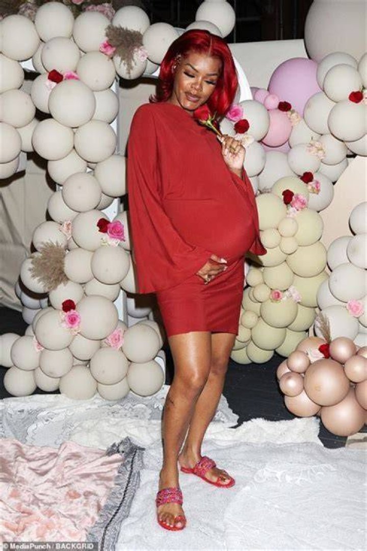 Unveiling The Truth: Rihanna's Pregnancy Journey Explored